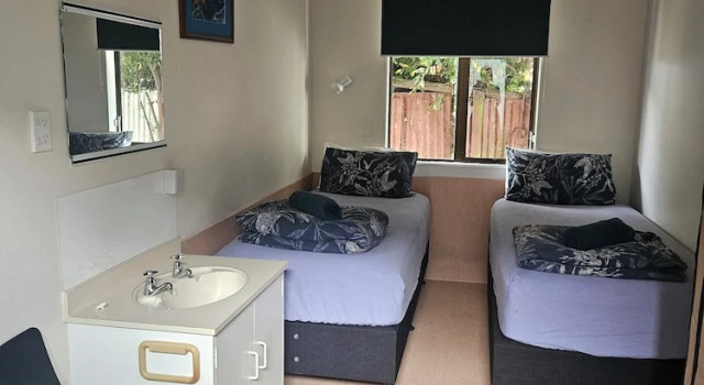 Кровать в общем номере Piwaka Lodge and Backpackers