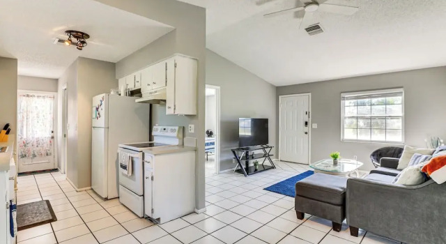 Коттедж 7 Mi to Beach: Cozy Home w/ Yard in Englewood!