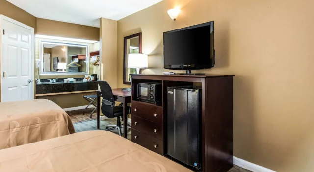 Четырёхместный номер Standard с балконом Quality Inn Bessemer I-20 exit 108