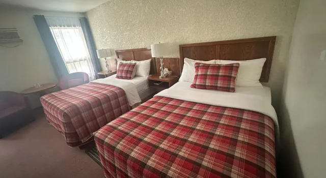Четырёхместный номер Standard Maple Creek Motor Inn