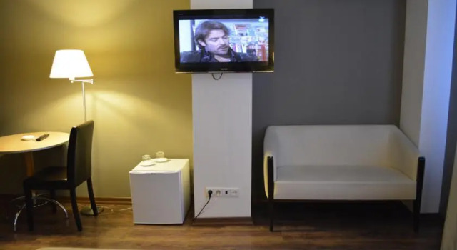 Three Rooms Hotel