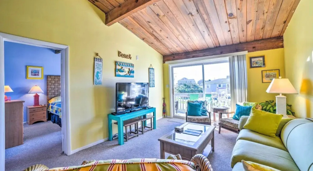 Коттедж с 3 комнатами с балконом Coastal Atlantic Beach Duplex < 1 Mi to Boardwalk!