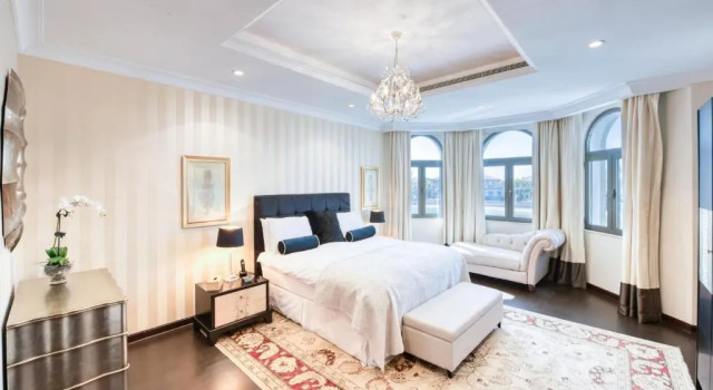 Maison Privee - Glamourous Beachfront Villa on The Palm w/ Pool, Забронировать Вилла Виллы Дубая, Вилла