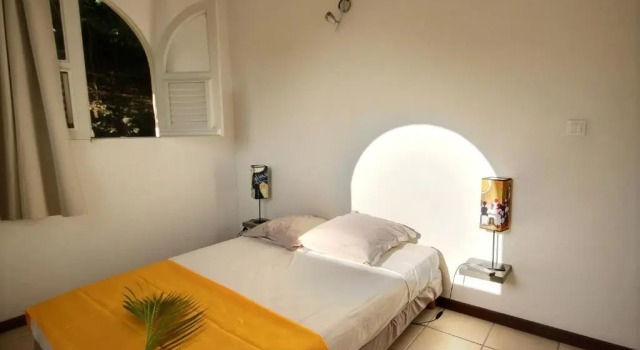 Villa Palmier rouge : 3 ch, piscine à débordement, vue mer et végétation, Varaa Villa Mökit kohteessa Fort-de-France, Mökki