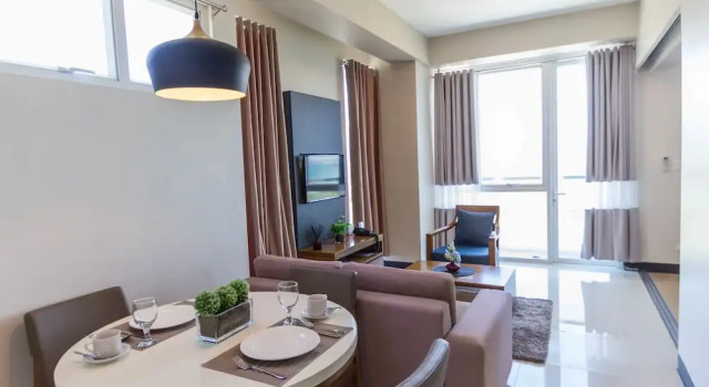 Люкс CSuites at 8 Newtown Residences
