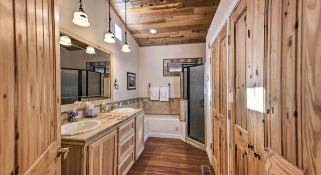 Коттедж с 4 комнатами с балконом Spacious Pinetop Country Club Cabin w/ Deck!