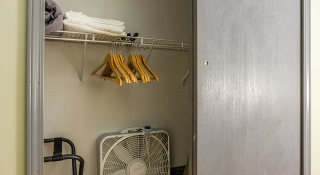 FRONTDESK 2015 East 4th Street Apts Downtown Cleveland, Забронировать Отель Кливленд штат Огайо, рядом с Зал и музей славы рок-н-рола