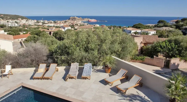 Коттедж Superb Villa With Pool and sea View
