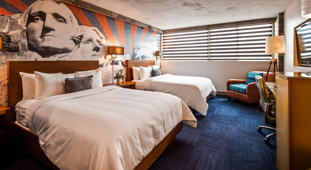 Четырёхместный номер Deluxe The Rushmore Hotel & Suites; BW Premier Collection