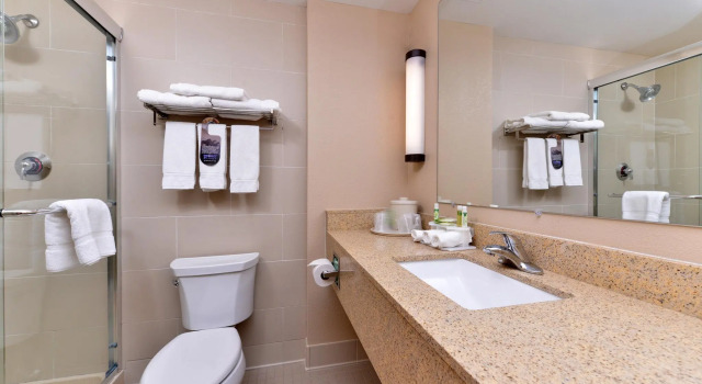 Четырёхместный номер Standard Holiday Inn Express Breezewood by IHG
