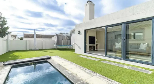 Spacious Sunningdale Retreat With Poolside Charm, Забронировать Дом для отпуска Отели Cape Peninsula с парковкой, Парковка