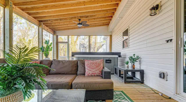 Коттедж Artists Retreat w/ Deck! 5 Mi to Dtwn Durham