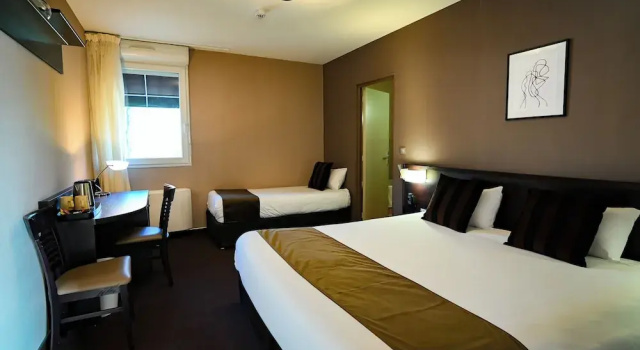 Трёхместный номер Standard с видом на бассейн Logis Hôtel Le Mas De Jossyl