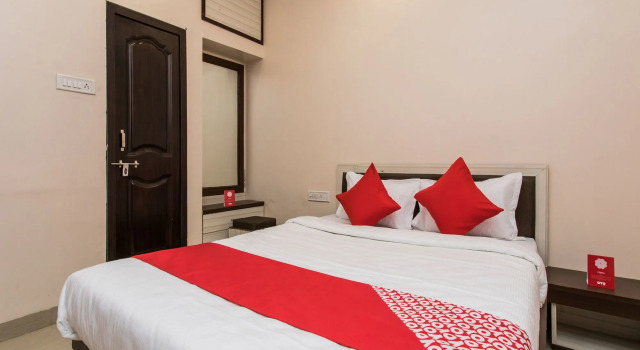 OYO 12161 Hotel Madhur Inn