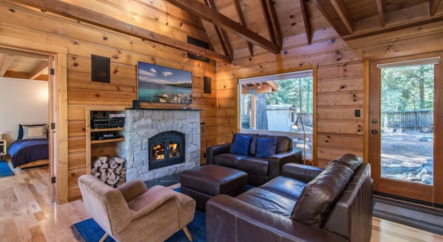 7160 7th Avenue Cabin by RedAwning, Забронировать Дом для отпуска Коттеджи Хоумвуд, Коттедж