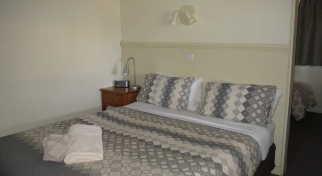 Четырёхместный номер Standard c 1 комнатой Kaniva Midway Motel