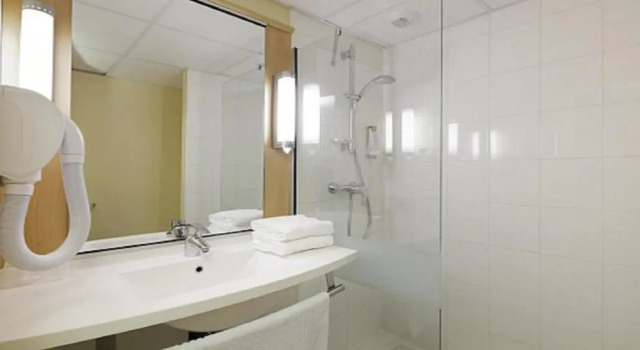 Standart çift kişilik oda ibis Guingamp