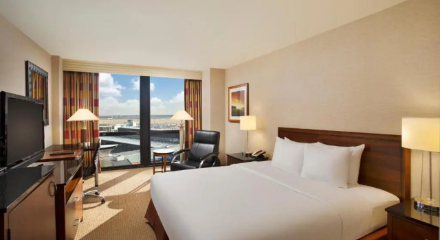 Двухместный номер Mobility/Hearing Accessible with Bathtub с видом на взлетно-посадочную полосу Hilton Chicago OHare Airport