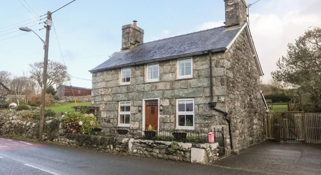 Ty'n y Clawdd, Book Feriehus Llanbedr Snowdonia