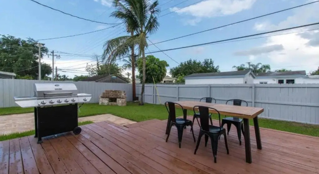 RENOVATED 2 Bd with Private Hot Tub 6 min to HARDROCK CASINO, Забронировать Отель Дания-Бич Broward County