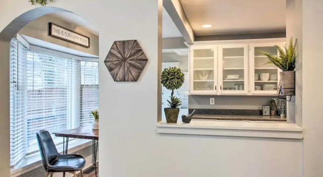 Downtown CDA Home - Premium Walkable Location!, Забронировать Отель Отели Кер-д'Ален с парковкой, рядом с Музей Северного Айдахо, Парковка