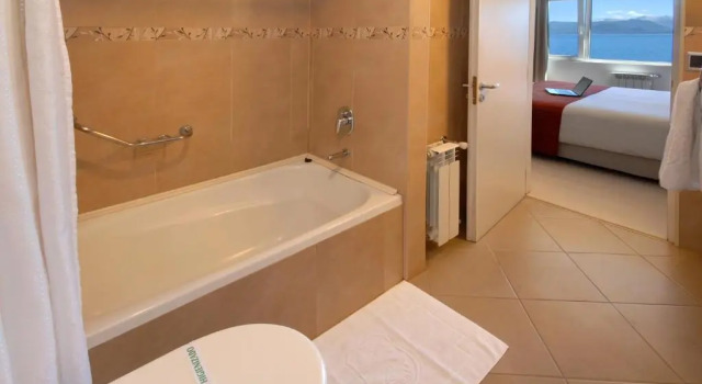 Трёхместный номер Standard с видом на озеро Hotel Tirol