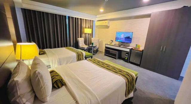 Четырёхместный номер Deluxe 88 Courtyard Hotel