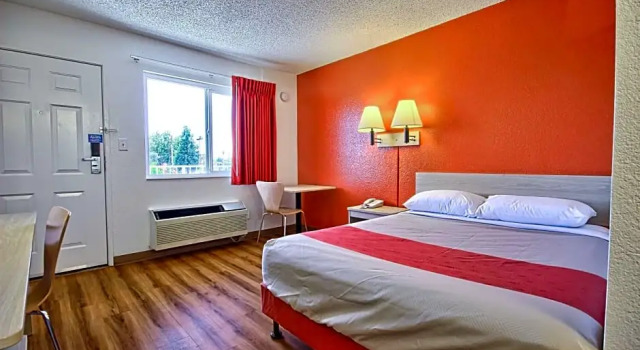 Люкс Motel 6 Fresno - Blackstone South
