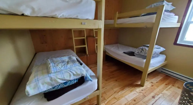 Кровать в общем номере (женский номер) Auberge Jeunesse LouLou's Backpacker Hostel