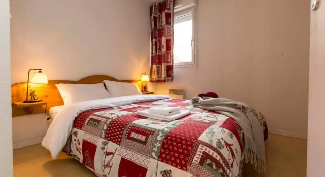 APPARTEMENT CALME CLASSE 5 PERS CENTRE ST LARY PISCINE COUVERTe, Забронировать Апартаменты/квартира Апартаменты Сен-Лари-Сулан, рядом с Фуникулер Telecabine, Апартаменты/квартира