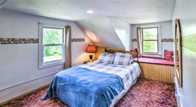Cozy Ishpeming Cottage w/ Lake & Park Views!, Buchen Sie Ferienhaus Ishpeming Michigan