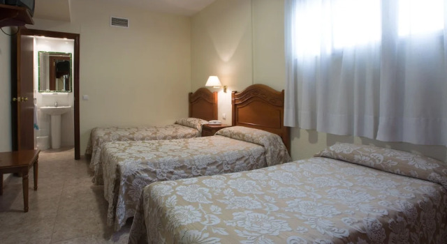 Трёхместный номер Standard Hotel Riviera