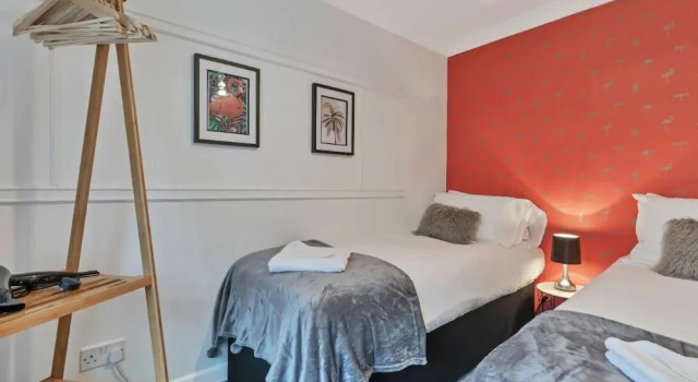 Seabright Townhouse- Super Stylish House- Parking for one Car- Sleeps up to 12, Забронировать Отель Отели Исторического графства Суссекса с парковкой, Парковка