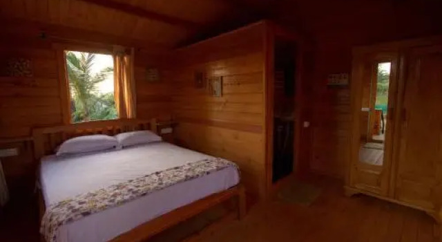 Pele's Windsong Wood Cottage on the beach