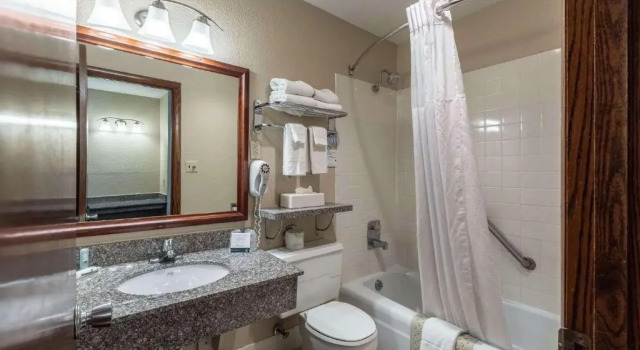Четырёхместный номер Standard с видом на бассейн Quality Inn Wausau