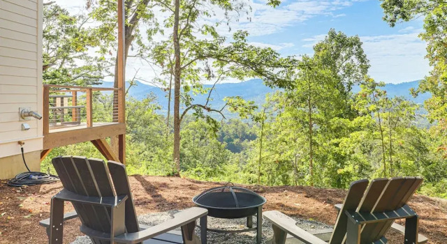 Коттедж 12 Mi to Asheville: Mtn-view Gem in Weaverville