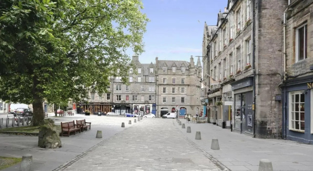 ALTIDO 2-BR Apt directly next to Edinburgh Castle, Забронировать Отель Эдинбург Midlothian, рядом с Национальный музей Шотландии