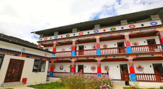 Lulang Zaxidele Tibetan Courtyard