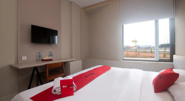 RedDoorz Plus @ Jakarta International Equestrian Park, Book Hotel Jakarta Jakarta Province