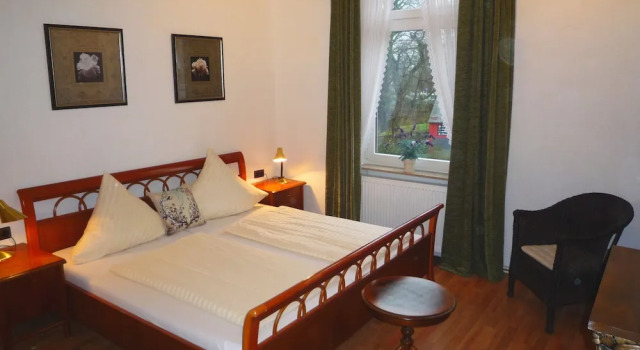 Hotel Alt-Lennep, Забронировать Отель Ремшайд Северный Рейн-Вестфалия, рядом с Röntgen Museum