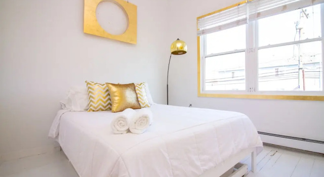 The High Tide Studio #4 Studio Bedroom Hotel Room by Redawning