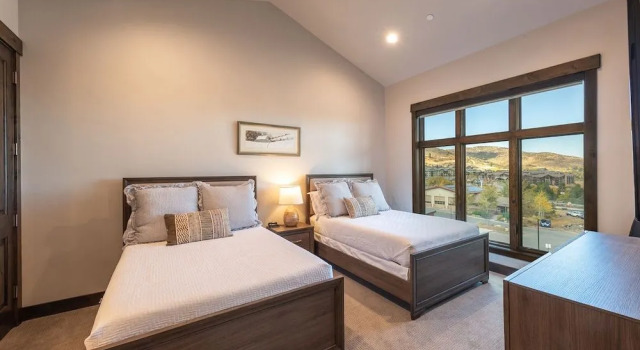 Blackstone Luxury 2br, Walk to Skiing at Cabriolet, Mountain View, Shared Pool and Hot tub, Gym, Забронировать Отель Бизнес-отели Парк-Сити, рядом с Полет над каньонами, 4* 5*