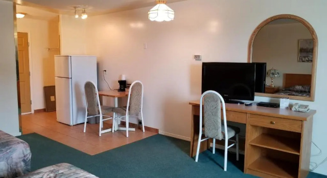 Четырёхместный номер Standard Western Budget Motel Cold Lake