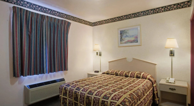 Riverside Inn & Suites Santa Cruz, Забронировать Отель Отели Санта-Круз с парковкой, рядом с Торговый комплекс, Парковка