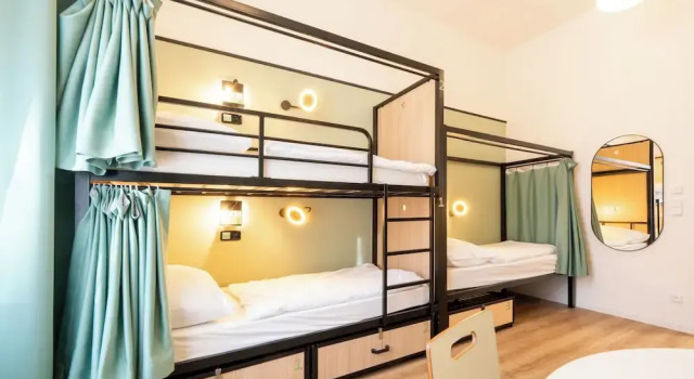 Postel ve společném pokoji Luma Terra Prague