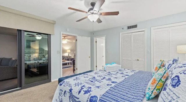 Beachfront Bliss! 2BR 2BA Stunning Views! Sleeps 8! Beach Chair Service!, Book Lejlighed Hoteller i Lower Grand Lagoon med parkering, Parkering