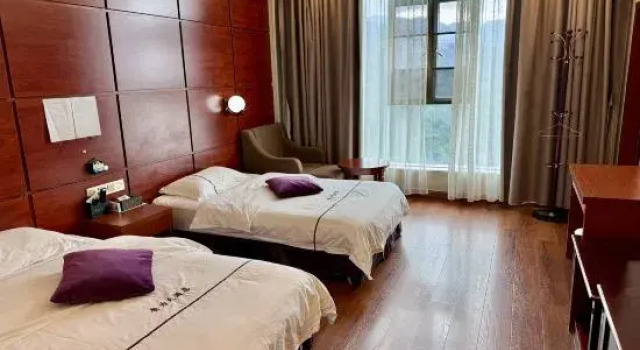 Трёхместный люкс Green Spring Food Weitian Hotel