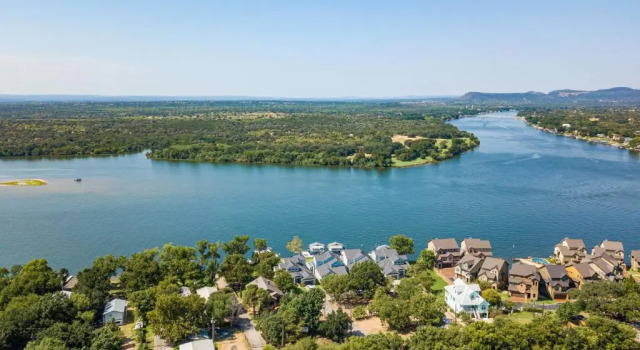 Коттедж Luxury Lake LBJ House with Heated Swimming Pool and Spill Over Hot Tub and 2 Boat Slips