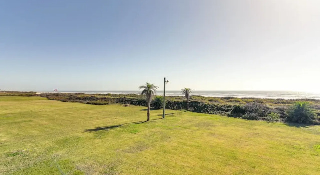 Коттедж Beachfront Group Getaway on Bolivar Peninsula
