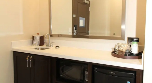 Четырёхместная студия Hampton Inn and Suites Sandusky/Milan